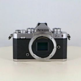 【中古】 (ニコン) Nikon Z fc ボディ シルバー【中古カメラ デジタル一眼】 ランク：AB