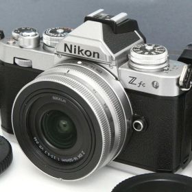 【中古】【良品】ニコン Z fc 16-50 VR レンズキット [シルバー]（センサー清掃済） CA01-R3952-2P4 Nikon Zマウント APS-C 標準ズーム 手ブレ補正 レンズ付き セット 中古