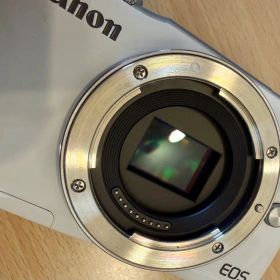断捨離大幅値下げ‼️ Canon EOS M10 ホワイト ミラーレスカメラ