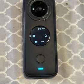 Insta360 ONE X2 本体(レンズカバー付き、32GBのSDカード付)