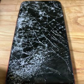 Apple iPhone SE (第2世代) 赤 画面割れ