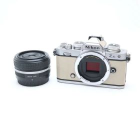 【中古】 《良品》 Nikon Zfc Z 28mm F2.8（SE）レンズキット プレミアムエクステリア張替済み 【モニター部組モニター部品交換/レンズ内クリーニング/各部点検済】 [ デジタルカメラ ]