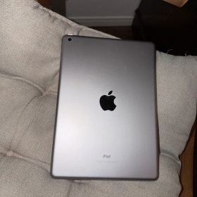 Apple iPad 6世代 スペースグレー A2733