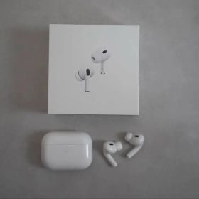Apple AirPods Pro 2 lightning