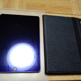 Apple iPad 第6世代 WI-FIモデル シルバー カバー付き 美品