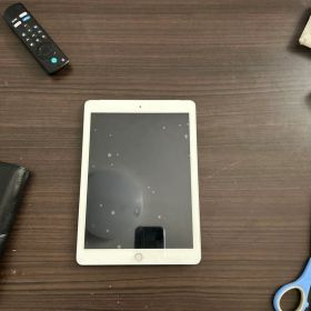 iPad，第6世代 Wi-Fi cellular32gb ９.7インチ