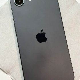バッテリー100% iPhone 16e US版 128GB ブラック 本体