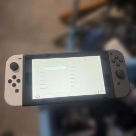 Nintendo Switch 本体 白/黒 Joy-Con