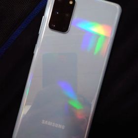 Samsung Galaxy S20 ホワイト 画面にひびあり