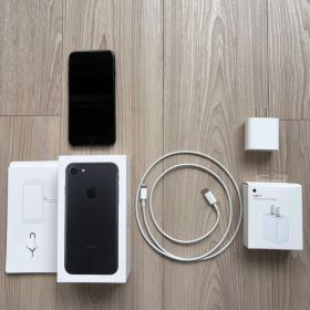 iPhone SE第三世代 ミッドナイト128GB SIMロックなし