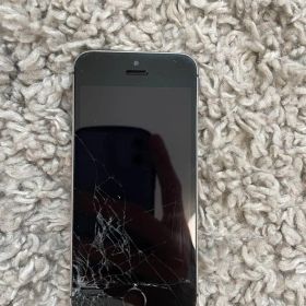 Apple iPhone SE シルバー 本体