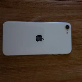 Apple iPhone SE ホワイト 本体とケース付き