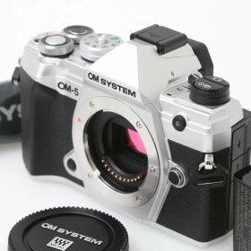 【中古】【良品】OMシステム OM-5 ボディ [シルバー] （センサー清掃済み） CA01-M4744-2P2B OM SYSTEM マイクロフォーサーズ ミラーレス一眼 5軸手ブレ補正 EVF 中古