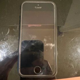 Apple iPhone SE シルバー/ブラック ケース付き