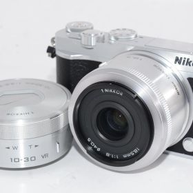 【中古】【外観並級】Nikon ミラーレス一眼 Nikon1 J5 ダブルレンズキット シルバー