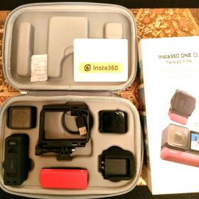 Insta360 ONE R Twin Edition本体と豪華アクセサリー付！