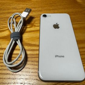 iPhone8 本体と充電器