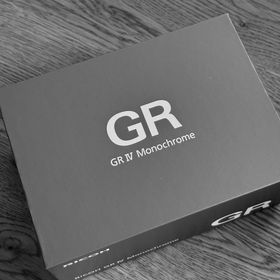 リコー(RICOH)のRICOH GR IV Monochrome シャッター500以下 美品(コンパクトデジタルカメラ)