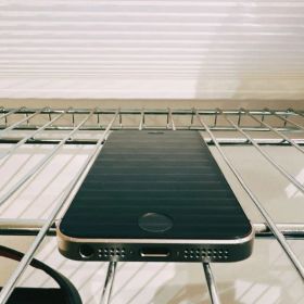 iPhone SE 世代1 グレー 64GB (電池96%)