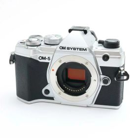 【中古】 《美品》 OM SYSTEM OM-5 ボディ シルバー [ デジタルカメラ ]