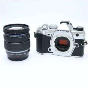 【中古】 《美品》 OM SYSTEM OM-5 12-45mm F4.0 PRO レンズキット シルバー [ デジタルカメラ ]