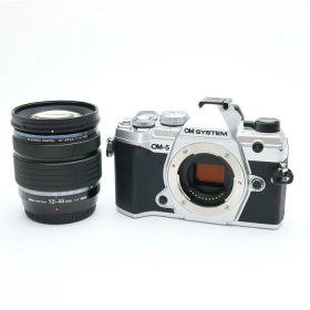 【中古】 《良品》 OM SYSTEM OM-5 12-45mm F4.0 PRO レンズキット シルバー [ デジタルカメラ ]