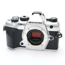 【中古】 《並品》 OM SYSTEM OM-5 Mark II ボディ シルバー [ デジタルカメラ ]
