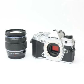 【中古】 《美品》 OM SYSTEM OM-5 12-45mm F4.0 PRO レンズキット シルバー【背面ラバー部品交換/各部点検済】 [ デジタルカメラ ]