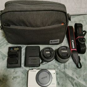Canon Eos m100 ミラーレスホワイト レンズ２本付き