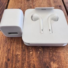 Apple EarPodsとUSB電源アダプタ