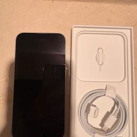 Apple iPhone 13 スターライト