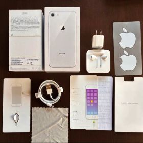 iPhone 8 電源アダプタ、EarPodsなど、付属品の全て 本体なし