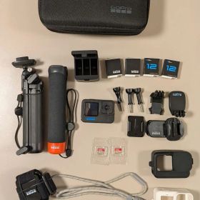 GoPro HERO11 バッテリー4つ 新品SDカード2つ アクセサリー付