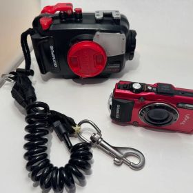 OLYMPUS オリンパス TG-4 カメラ本体、潜水ハウジングと付属品