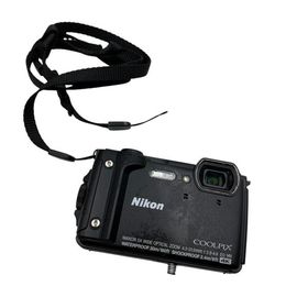 ■Nikon COOLPIX W300 ブラック 防水 30m 4K対応 コンパクトデジタルカメラ バッテリー付属 汚れ ベタつきあり2358154