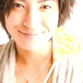 【中古】生写真(男性) 斉藤秀翼/バストアップ・衣装白・飴・ハート型・黄色/ファースト写真集「Syuusuke Saito」特典 楽天ブックス VER.