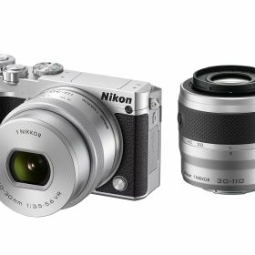 【中古】【非常に良い】Nikon ミラーレス一眼 Nikon1 J5 ダブルズームキット シルバー J5WZSL