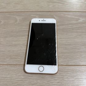 Apple iPhone 8 シルバー 画面ひびあり