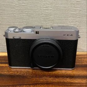 【FUJIFILM】X-E4 シルバー ボディのみ 外箱・ストラップ・取説付き