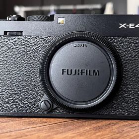 【FUJIFILM】 X-E4 ミラーレス一眼 ブラック