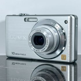 パナソニック(Panasonic)の【美品】Panasonic LUMIX DMC-FS7 シルバー(コンパクトデジタルカメラ)