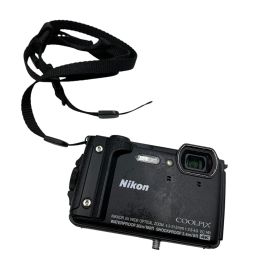 ■Nikon COOLPIX W300 ブラック 防水 30m 4K対応 コンパクトデジタルカメラ バッテリー付属 汚れ ベタつきあり2358154,2358154