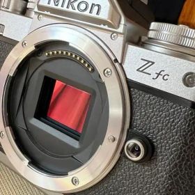 Nikon Z fc ミラーレスカメラ ボディと付属品 美品