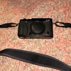【3/20まで値引価格】FUJIFILM X-E1 ミラーレスカメラ ブラック
