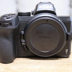 Nikon Z5 ボディ フルサイズミラーレスカメラ
