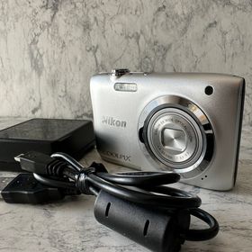ニコン(Nikon)の美品 Nikon COOLPIX A100 シルバー コンパクトデジタルカメラ(コンパクトデジタルカメラ)