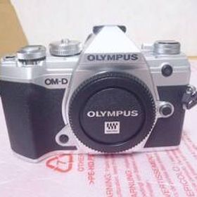 ★展示品 OLYMPUS オリンパス ミラーレス一眼カメラ OM-D E-M5 Mark III 14-150mm II レンズキット シルバー [ズームレンズ] 保証付