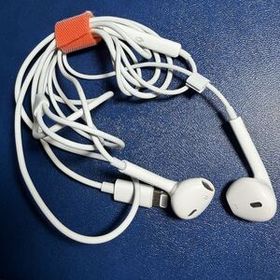 iPhone 純正 EarPods（Lightningコネクタ）使用回数10回ほどの美品です。有線ヘッドフォン派の方に此方はiPhone12同梱 有線イヤホンです。
