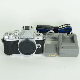 [美品 | シャッター数1,260回] OLYMPUS OM-D E-M10 Mark III [ボディ シルバー] | マイクロフォーサーズマウント