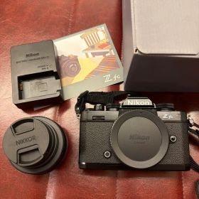 Nikon Z fc ミラーレス一眼 本体とレンズ付属